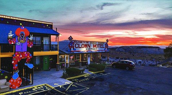 Geceyi bir korku filminin içinde geçirmek istiyorsanız, durmayın Nevada'daki Palyaço Oteli tam size göre!