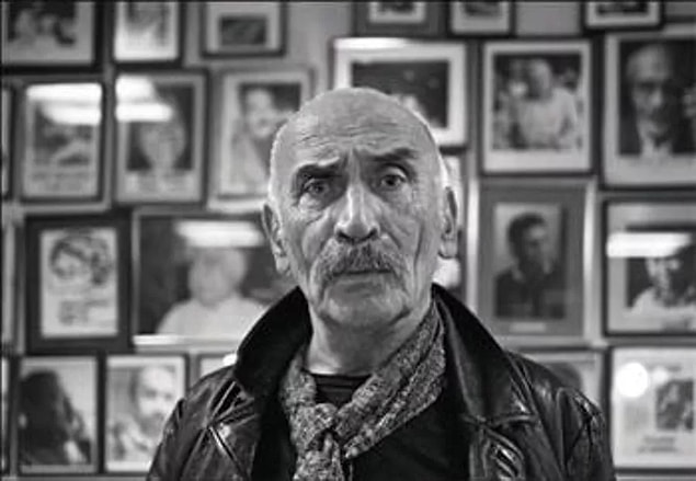 Tuncer Kurtiz Kimdir?