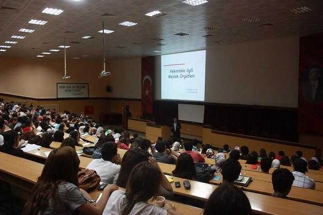4. Bu yüzden ESFP kişilik tipindeki insanlar eğitim hayatlarında öğrenmekte zorlanabilirler. Ancak diğer öğrencilerle iletişim kurabilecekleri ve beraber çalışıp birinci elden deneyim kazanabilecekleri durumlarda oldukça yüksek performans gösterirler.
