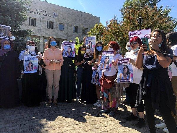 Öte yandan Kadın Cinayetlerini Durduracağız Platformu ve bazı kadın dernekleri de adliye önünde Pınar Gültekin'in fotoğrafları ile kadın cinayetlerini protesto etti.