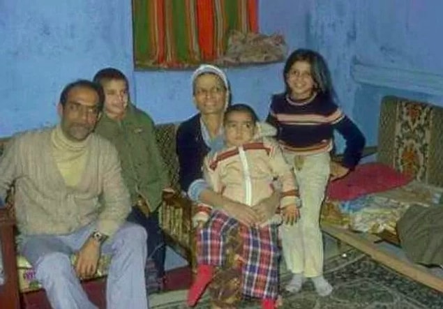 Kendisi Manisa, Akhisar'ın Kapaklı köyünde pamuk ve tütün toplayarak geçimini sağlayan 9 çocuklu bir aileden gelmiş.