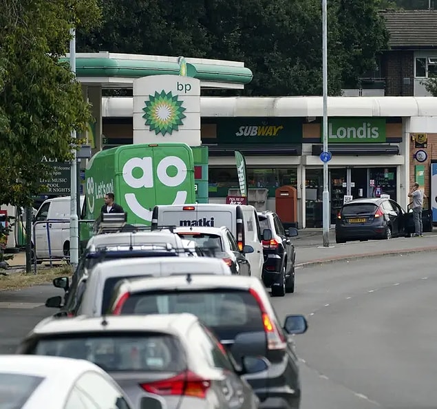 Geçtiğimiz günlerde BP ve Tesco Alliance, ülkede yeterli sayıda nakliye aracı sürücüsü olmaması nedeni ile bazı petrol istasyonlarını geçici olarak kapatacaklarını duyurdular.