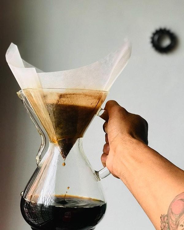 Chemex metodunu sevenler de diğer kahve demleme yöntemlerinin yanından geçmiyor. Üstelik görünümü de oldukça şık! ❤️