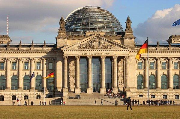 Seçimlerin sonucunda galip gelen Almanya Sosyal Demokrat Partisi'nin adayı Franziska Giffey'nin, Berlin'in ilk kadın belediye başkanı olacağı açıklandı.