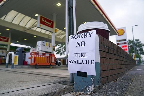 Birçok benzin istasyonu yakıtlarının kalmadığına dair uyarılar astı;