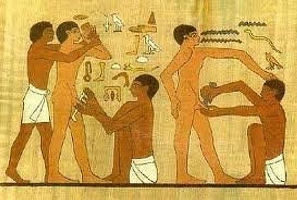 1. Eğer bir anda penisin kanarsa korkma. Bu Antik Mısır'da erkekliğe geçmeye hazırsın demek!
