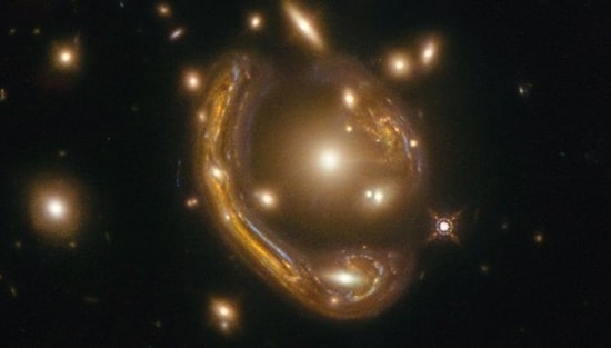 NASA, Dünya’dan 9 Milyar Işık Yılı Uzaklıkta Bir Einstein Halkası Görüntüledi