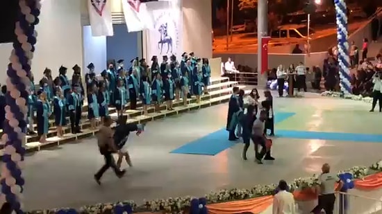 Dokuz Eylül Mezuniyet Töreninde #İstanbulSözleşmesi Maskesi Takan Öğrencilerle Güvenlik Arasında Arbede Çıktı