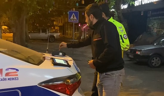 Ne Memuru Alkol Bey? Ehliyetsiz ve Sarhoş Sürücü, Cezayı Ödemek İçin Kartını Alkolmetreye Tuttu