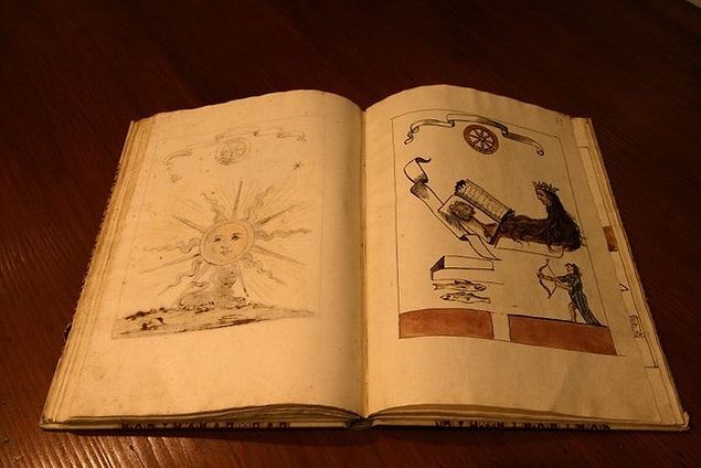 Bugüne kadar kitaplarında bulunan semboller yorumlandığında Nostradamus'un bildiği birçok şey olduğu ortaya çıkıyor. Tabii kâhin olmak çok havalı bir şey çünkü kimsenin bilmediğini önceden biliyorsun. Fakat bir Nostradamus kolay yetişmiyor. Bu yüzden yeryüzünde bir çok "atanamayan" kâhin var.