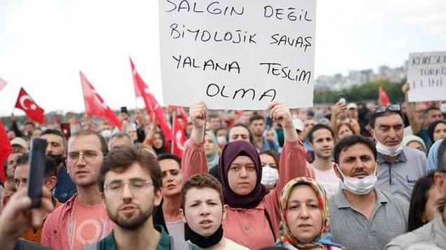 Kehanet konusunu birazdan bağlayacağımız yere siz de hayret edeceksiniz. İlk önce aşı karşıtlarının varlığını bir hatırlayalım. Miting yapacak kadar inandıkları bir davaları(!) var.