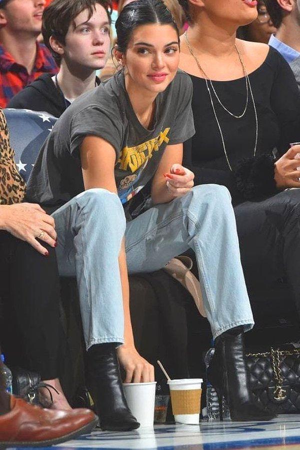 İnsanlar Kendall Jenner'ın bu NBA outfit'ine çok benzetti, bu yüzden de onu kopyaladığını düşündüler...