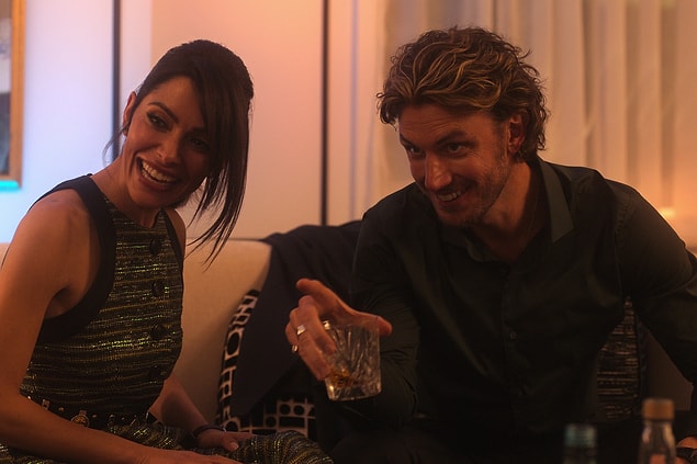 İçerdiği müstehcen sahnelerin birçoğu zaten Brad ve Billie etrafında dönerken, dizide sürekli olarak Billie'nin Brad'e ve daha doğrusu onun penisine duyduğu özlemi görüyoruz.