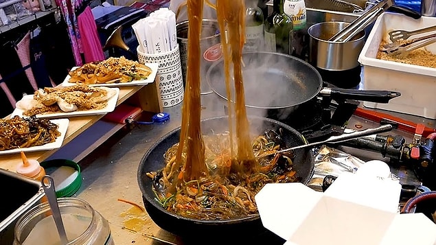 Japchae (Karışık sebzeli, tavada kızartılmış şeffaf erişte)