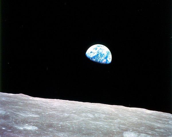 Apollo 8 mürettebatı Ay'ın çevresindeki 5 ya da 6. devirlerinde yukarıya bakarlar ve Ay'ın yüzeyinden doğan Dünya'yı görürler. Ses kayıtlarında ise şunlar duyulur: "Aman Tanrım şu manzaraya bakın!"