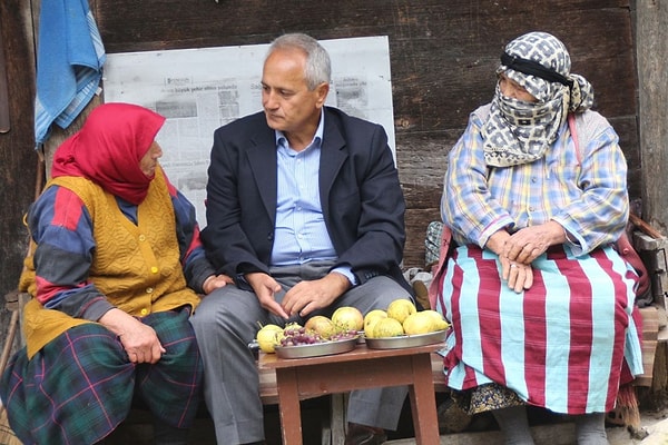 Akın, bir süreliğine geldiği memleketi Rize'nin Hemşin ilçesi Çamlıtepe köyünde annesi ve babası ile kalıyor.