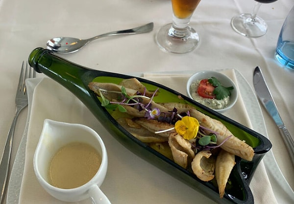 13. Нам, пожалуйста, бутылку рыбы!