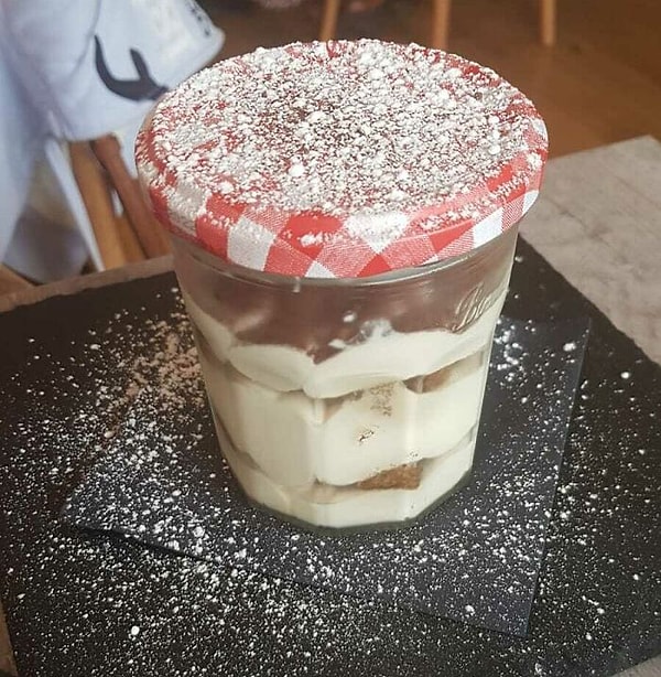 14. Друг заказал тирамису в Шотландии. Сахарная пудра была на крышке...