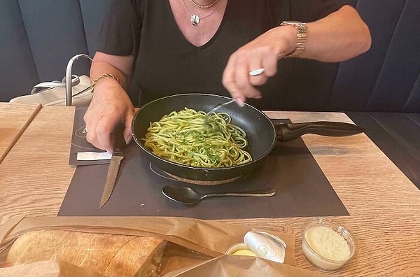20. В этом ресторане спагетти принесли прямо в сковородке