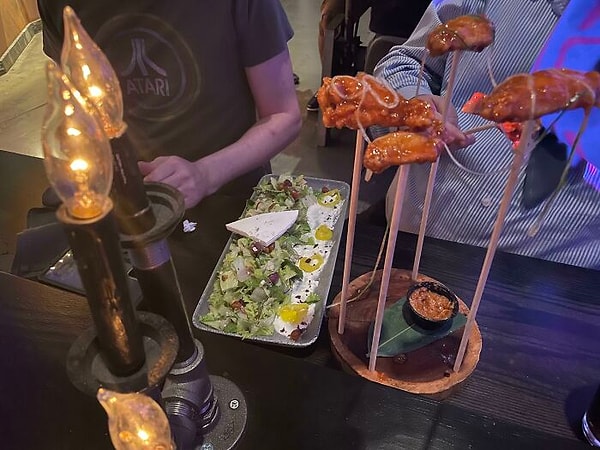 3. Думаю, идея была в том, что крылышки летают?!