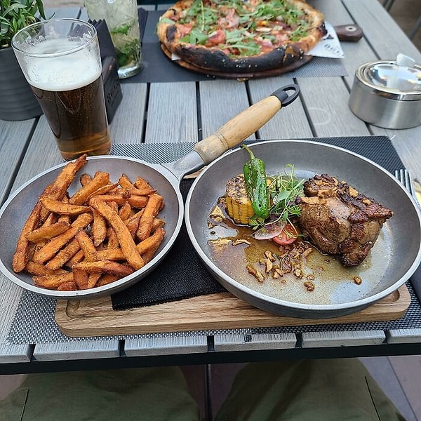 8. Не одна, а целых две сковороды и разделочная доска