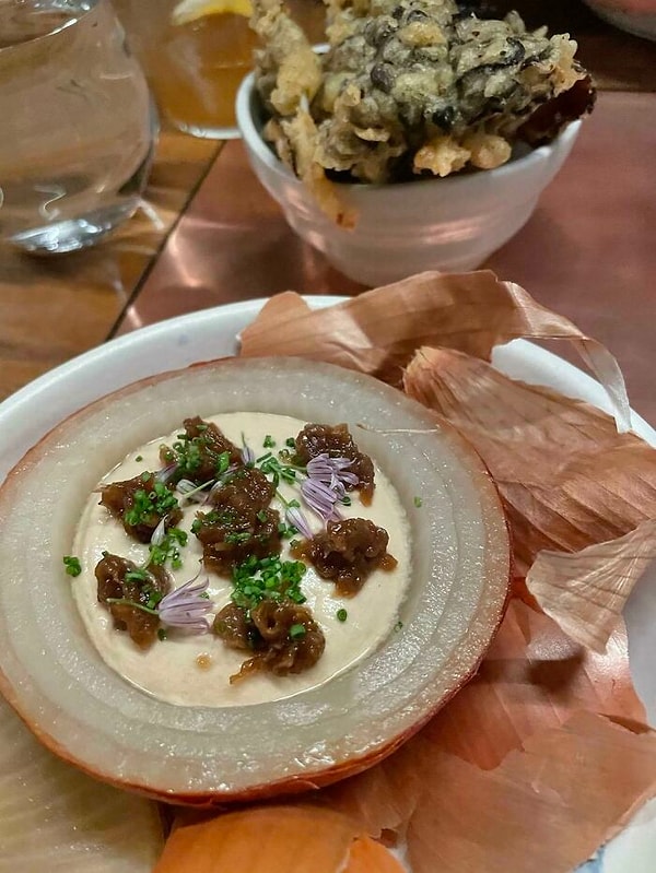 9. В этом заведении придали новое значение "луковому соусу"