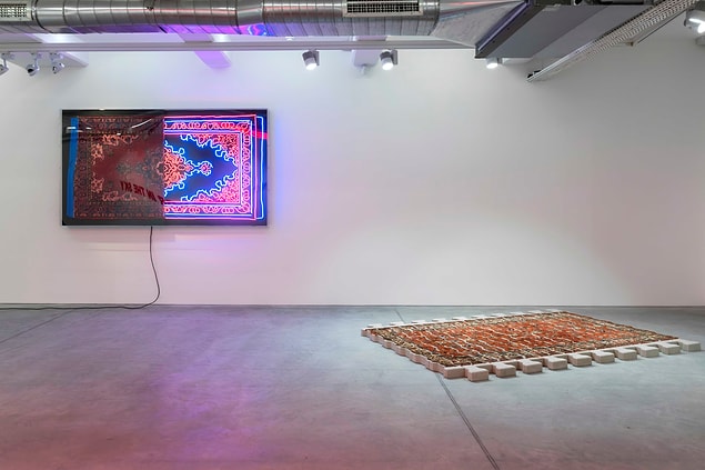Çağdaş sanat, sanatçının dünyayı günümüzün mevcut tüm iletişim araçlarını ve estetik unsurlarını kullanarak gözden geçirdiği çok katmanlı ve karmaşık bir alandır.