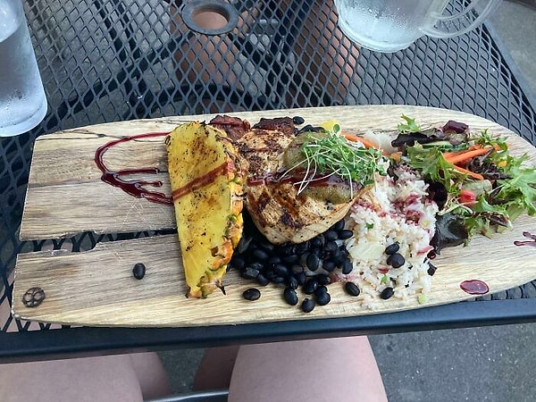 3. Bu Meksika yemeği, düzgün bir tabak yerine kırık bir tahta üzerinde servis edildiğinden sürekli müşterinin üzerinde damlamış...