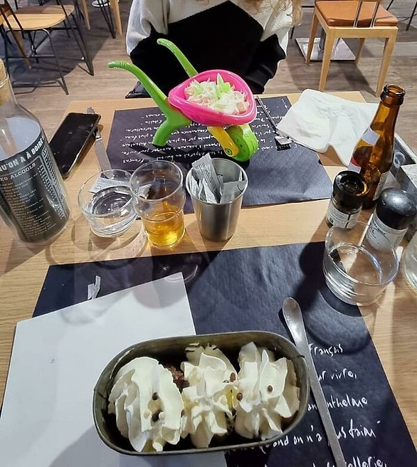 12. Мороженое моего парня пришло в маленькой металлической тачке, а мое пришло в маленькой пластиковой тачке