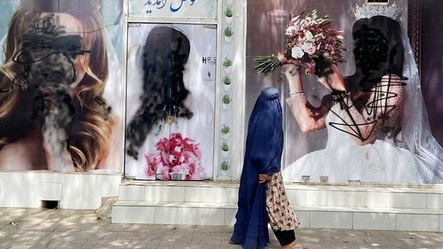 Hatırlarsınız Taliban'ın Afganistan yönetimini ele aldığında yaptığı ilk iş kadın fotoğraflarını sansürlemekti. Bu eylem dünya çapında haber olmuş, pek çok insan dehşete düşmüştü.