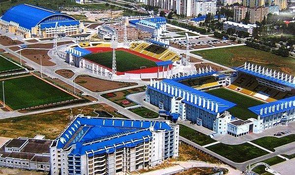 Sheriff Tiraspol'un gelişmiş tesislerinden de söz edelim biraz. Takımın halihazırda kullandığı modern stadyum ve tesisler de yüzü pek de aydınlık olmayan bu şirketler grubunun yatırımları doğrultusunda inşa edildi.