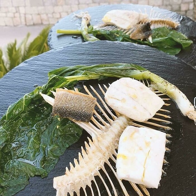 24. Balığın tüm kılçığını bir tabak niyetine kullanan bu restoranın müşteri kaybetmesine şaşmamalı...