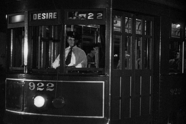 Aşkının reddedildiği yıllardan sonra dini inancı, Gaudi'nin mimarlık dışındaki tek ilgi alanına dönüştü. 1926'da işten çıkıp kilisedeki günlük duası ve günah çıkarma ayinine giderken kendisine çarpan tramvay önce bilinç kaybı, ardından ölümüne neden oldu.