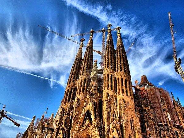 Gaudi'nin bir tasarımcı olarak dünya çapındaki ünü güvence altına alındı ve Barselona'daki yedi binası UNESCO tarafından Dünya Mirası Alanları olarak listelendi. Gaudi'nin 43 yılını harcadığı Sagrada Familia kilisesinin ölümünün yüzüncü yılında yani 2026'da tamamlanması planlanıyor. Böylelikle Barselona'nın dehası, hak ettiği efsaneliğine kavuşmuş olacak.