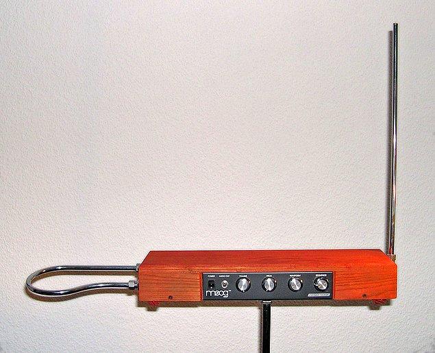 İcat edilen ilk elektronik müzik aleti Theremin’dir.