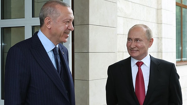 Putin, Soçi'de yaptığı görüşme sonrasında devlet başkanlığı rezidansının önünde uğurlama yaparken Erdoğan ile bir süre ayak üstü sohbet etti.