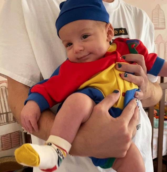 8. Dünyaca ünlü şarkıcı Halsey, ilk kez oğlu Ender'in fotoğrafını paylaştı!