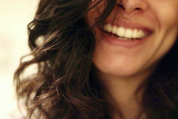 Tiroid bezinin aşırı çalışmasından kaynaklanan hipertiroidi sadece metabolizmayı etkilemekle kalmaz, aynı zamanda gergin olduğumuzda gülmemize sebep olabilir.