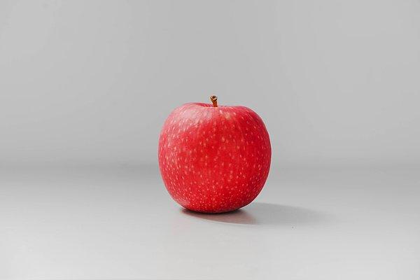 13. "Eşim küçükken elmaları hep elma dilimleyici ile kestiği için bıçakla elma kesmeyi bilmediğini öğrendim. Oturup elma nasıl kesilir diye ders vermiştim."