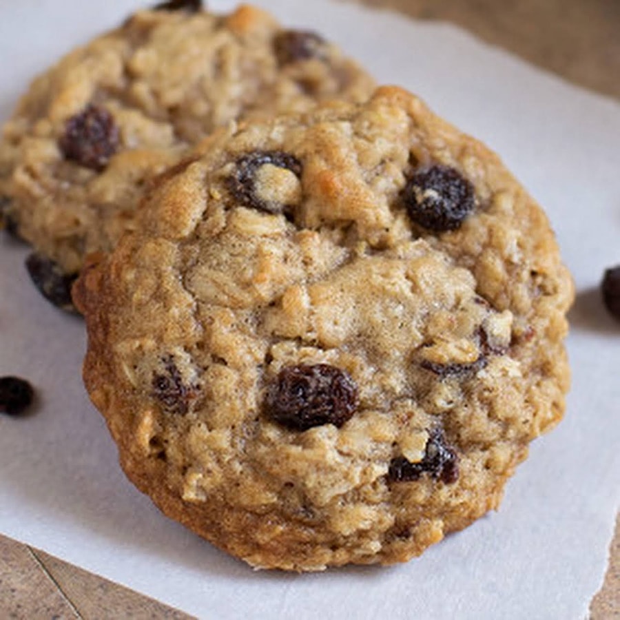 Raisin cookie. Oatmeal Raisin cookie. Cookies Amul Raisin. Oatmeal Raisin cookies who invented. Печенье Изюм и мох.