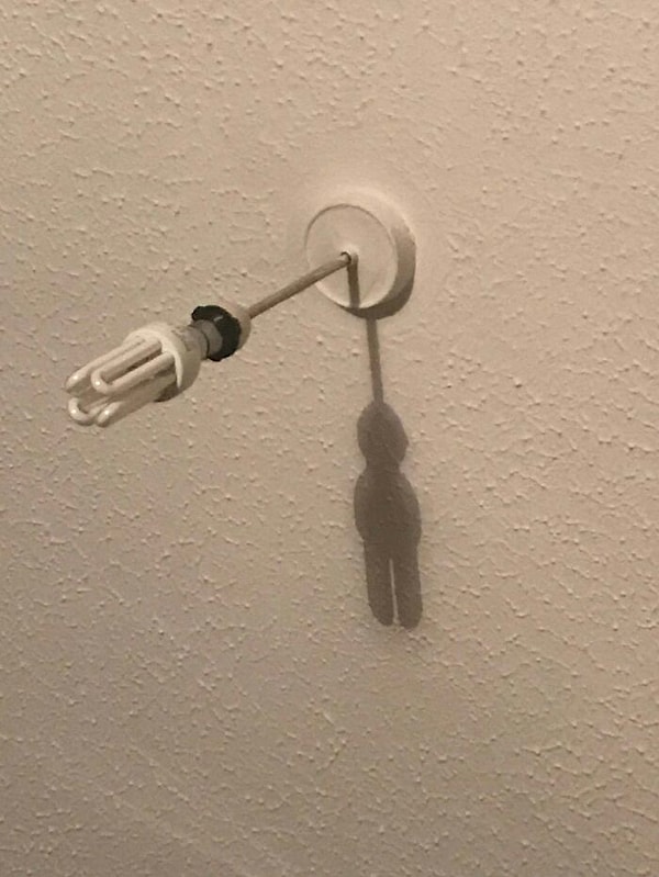 14. Тень, отбрасываемая моей лампой, похожа на повесившегося пряничного человечка