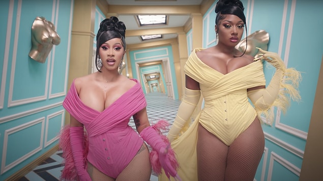 Cardi geçtiğimiz sene Megan Thee Stallion ile birlikte çıkardığı 'WAP' şarkısıyla müzik listelerini haftalarca kasıp kavurdu.