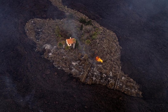 Volkanik Patlamadan Kurtulmayı Başaran 'Mucizevi Ev', Sonunda Lavlar Tarafından Yutuldu