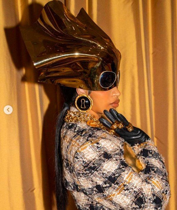 İtalyan moda markası Schiaparelli aksesuarlarıyla, özellikle de kafasında çok dikkat çeken altın renkli bir parçayla çıktı karşımıza.
