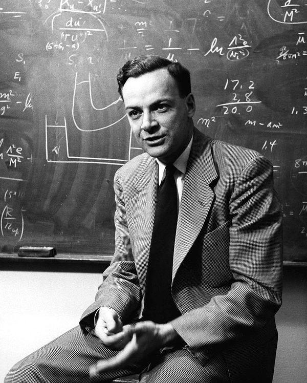 ABD'nin 1942'de  savaşa katılmasıyla Feynman, Los Alamos’ta nükleer silah yapmak için başlatılan Manhattan Projesi (atom bombası projesi) için çağrıldı.