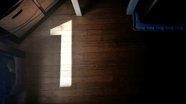 Около 14:00 каждый солнечный день на моем полу образуется тень