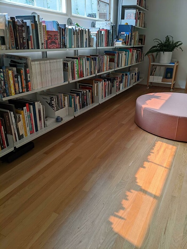 Тень моей книжной полки выглядит как городской горизонт