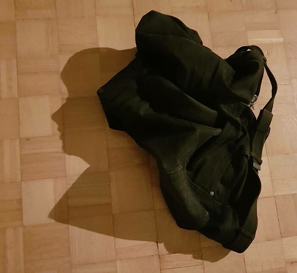 Тень от моих джинсов похожа на лицо