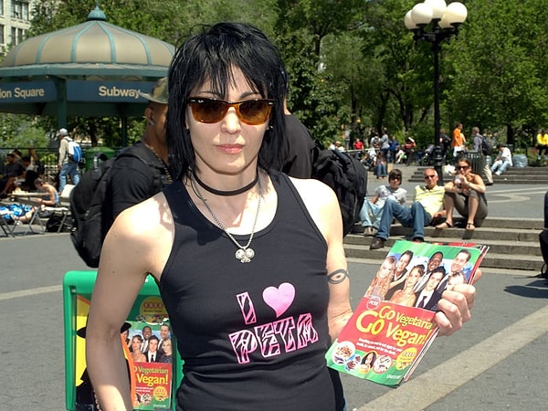 4. PETA. Некоммерческая организация, которая говорит людям, что нужно этично относиться к своим питомцам. Но в то же время сами являются аьбюзерами по отношению к животным