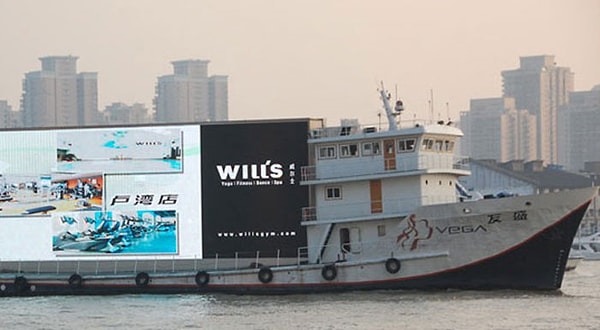 13. Любая компания или бренд, которые размещают рекламу на рекламных щитах лодок, которые рыщут по пляжу и мелькают на моей линии горизонта. Это не подходящее место, чтобы привлечь мое внимание